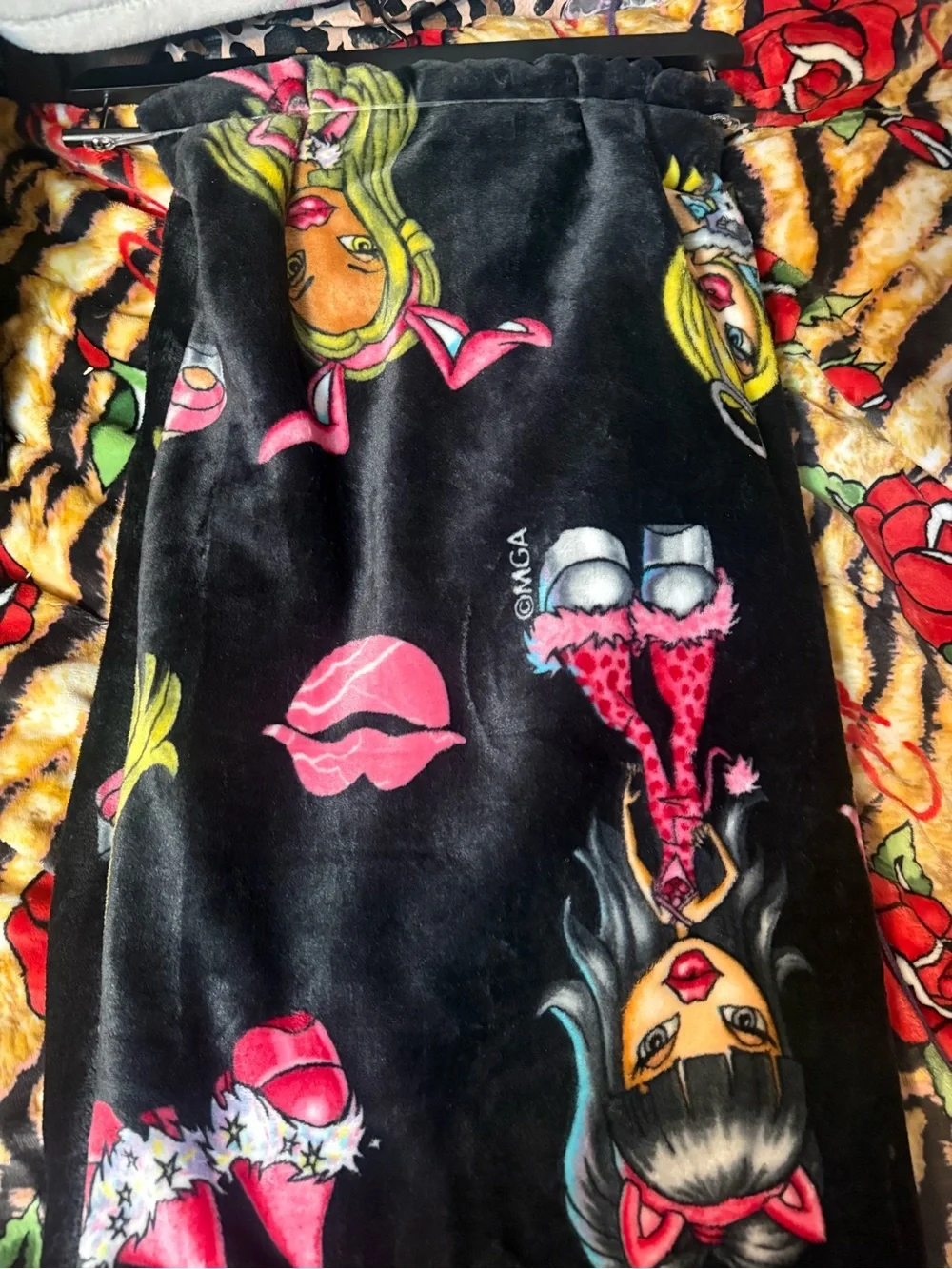 Bratz Black & Pink Plush Throw Blanket - Soft Home Bedding